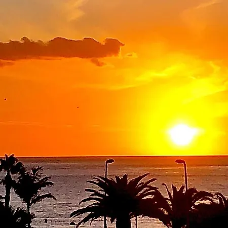 Sunset Over The Sea Apartment *